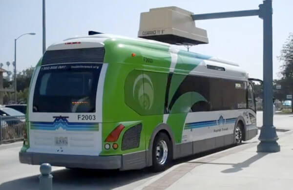 電動公車可以在城市不同的角落進行快速充電（圖：Proterra）