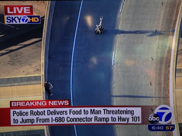 從公路的閉路電視可看見自尋短見的男子，和送披薩途中的機器人 （圖：Sky TV）