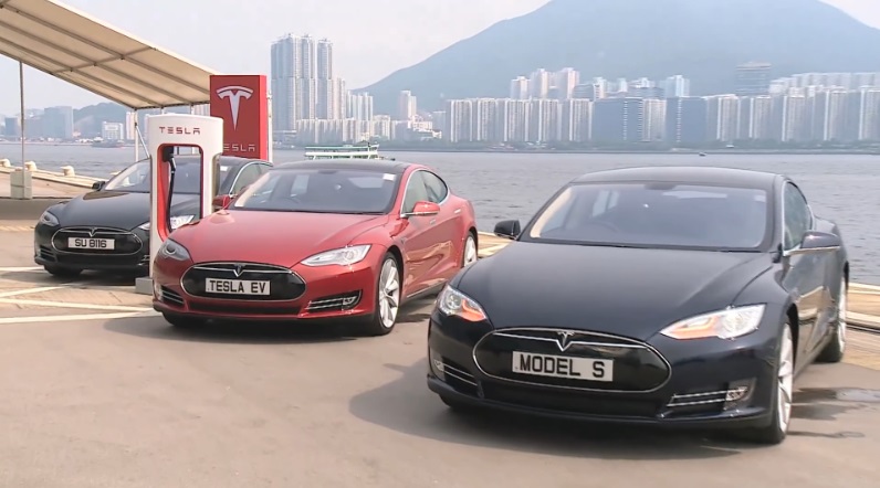 Tesla 的免費充電站吸引大量香港車主 （圖：Insidedevs）