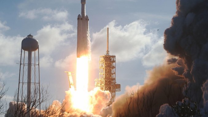 SpaceX 的首枚獵鷹重型火箭成功發射升空