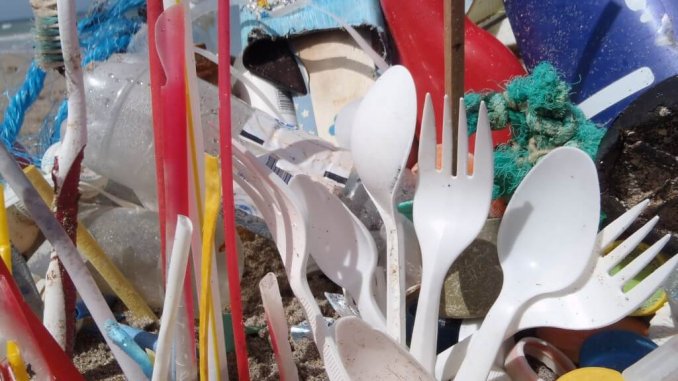 plastic-straws-and-plastic-cutlery