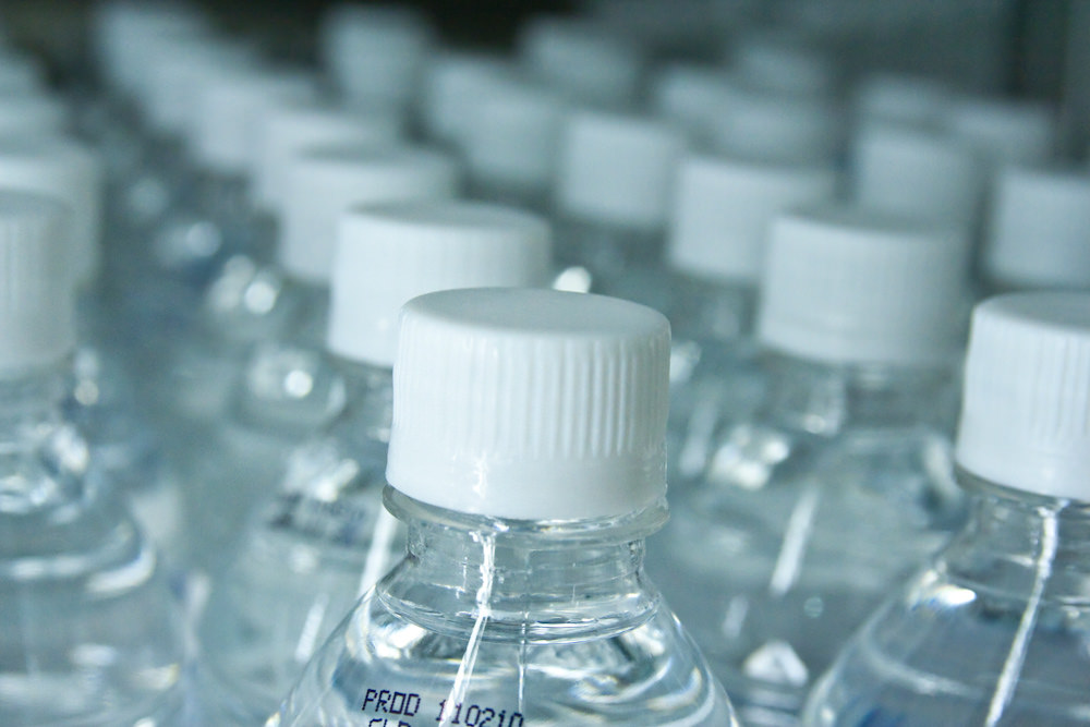 瓶裝水出現塑膠微粒，有可能是藉由空氣散播。