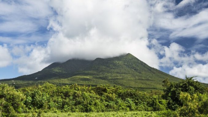 尼維斯島的火山