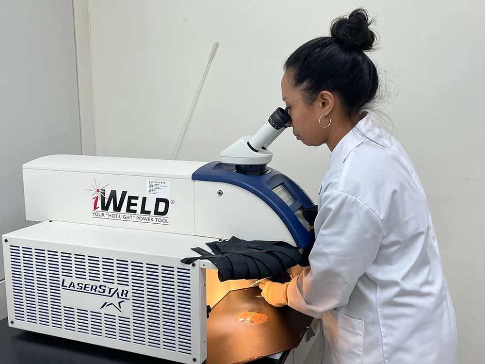 臺灣國立中山大學的研究生Arah Narida使用高功率雷射解凍了冷凍珊瑚幼蟲。