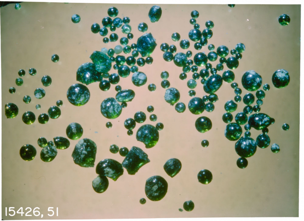 來自阿波羅15號任務的綠色玻璃球。
輻射讓玻璃珠變硬。