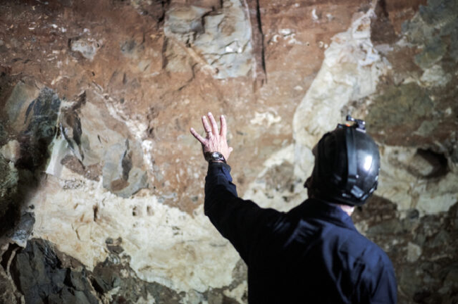 世界上最古老的墓地，竟不是我們「人類」所建
南非「晨星」洞穴系統中的古生物學家盧·伯格，就在這裡發現了納萊迪人的遺骸。