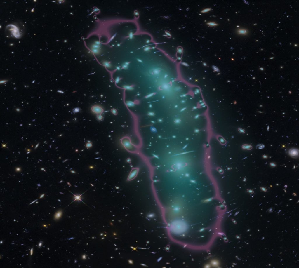 哈伯太空望遠鏡對星系團MACS 0416 聖誕樹星系團 的觀察被以青色和洋紅色標註，顯示其如何作為「重力透鏡」放大更遠處背景星系。青色突出顯示了星團中的質量分布，主要是「暗物質」形式。洋紅色則突顯背景星系放大的程度，這與質量分布有關。