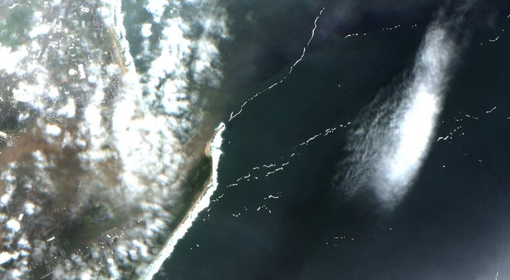 革命性AI技術：衛星圖像助力海洋塑膠垃圾偵測
Sentinel-2 衛星圖像，附有專家對海洋垃圾的標註。圖中展示了垃圾被沖入印度洋的情況。