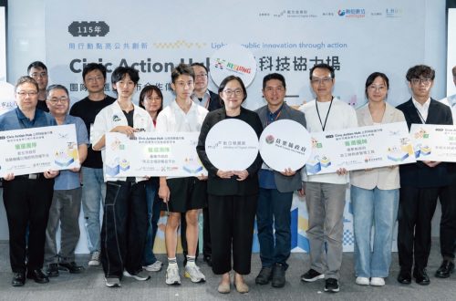數位發展部侯宜秀次長(中)與獲選團隊、四縣市政府代表及數位轉型顧問合影。(數位發展部提供)
