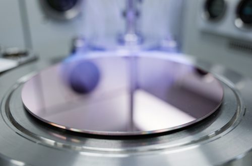 氮化鎵上首次長出氮化鈮鋁薄膜,界面電子密度增為三倍:東京理科大實驗室成果