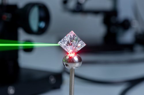 心電圖一定要貼電極嗎?鑽石量子感測器在室溫下不碰皮膚量到心臟磁場,德國團隊實測