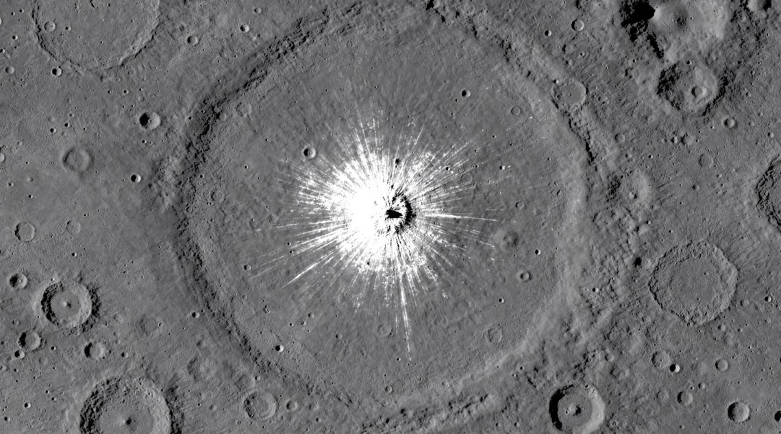 月球被撞出新坑？NASA 軌道器拍到「百年一遇」的撞擊痕跡