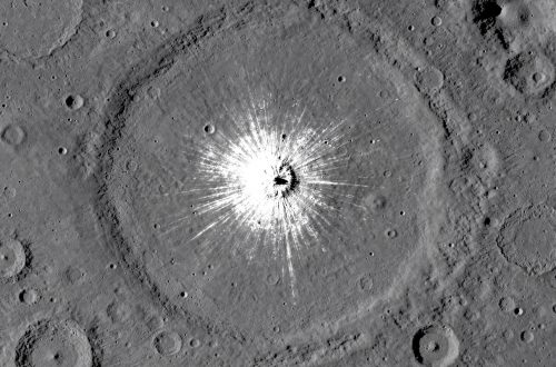 月球被撞出新坑?NASA 軌道器拍到「百年一遇」的撞擊痕跡