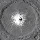 月球被撞出新坑？NASA 軌道器拍到「百年一遇」的撞擊痕跡
