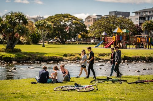 公園還是速食店?紐西蘭近百萬青少年追蹤研究:住家周邊環境與心理健康有關